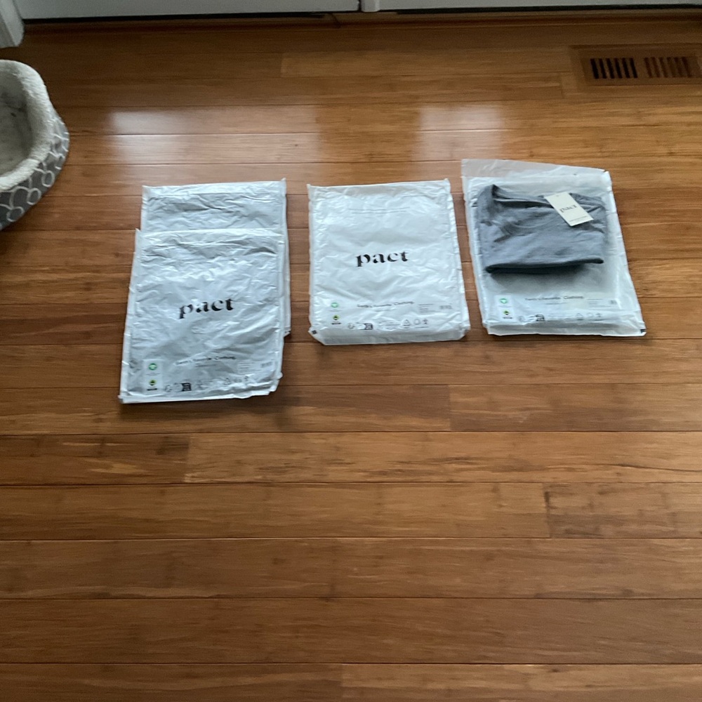 5 Pact M Tee Shirts Black (2')  White (1)  Gray (2) _